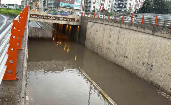 Diyarbakır'da sağanak yağış hayatı felç etti: Alt geçitler sular altında kaldı