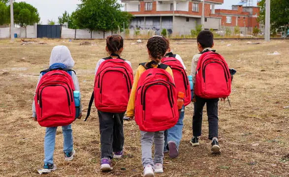 Diyarbakır'da eğitime destek eli: 280 öğrenciye kırtasiye ve çanta yardımı yapıldı