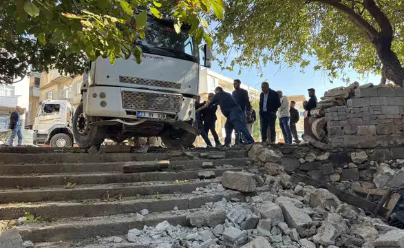 Diyarbakır Çermik'te korku dolu anlar: Freni boşalan kamyon eve daldı