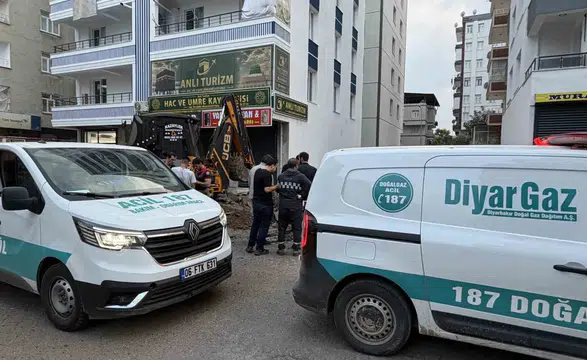 Kayapınar'da iş makinesi doğal gaz borusunu çatlattı: Ekipler bölgeyi ablukaya aldı