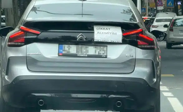 Diyarbakır trafiğinde acemi sürücüden dikkat çeken önlem: Yazıyı cama yapıştırdı
