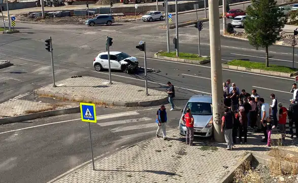 Diyarbakır Kayapınar'da trafik kazası: Abdulkadir Aksu Caddesi'nde 3 yaralı
