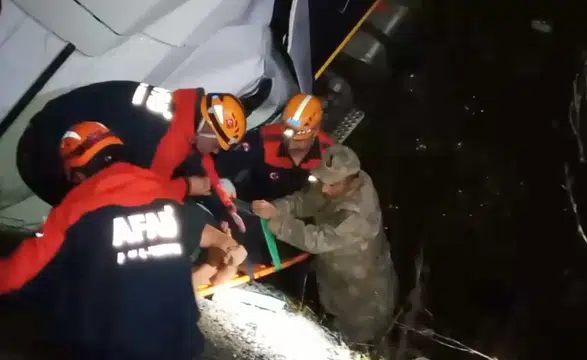 Elazığ Diyarbakır yolunda TIR şarampole uçtu: Yaralılar var
