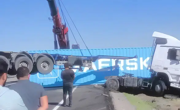 Siverek-Diyarbakır kara yolunda TIR şarampole girdi: Yaralı var