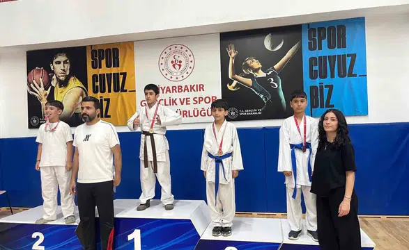Diyarbakır’daki karate şampiyonasında Çermik rüzgarı Genç sporcular 17 madalya kazandı