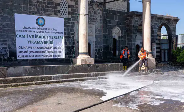 Diyarbakır'da bayram hazırlığı Büyükşehir camilerde hijyen seferberliği başlattı