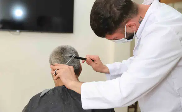 Diyarbakır'da bayram hazırlığı Büyükşehir ekipleri yaşlıların ayağına hizmet götürüyor