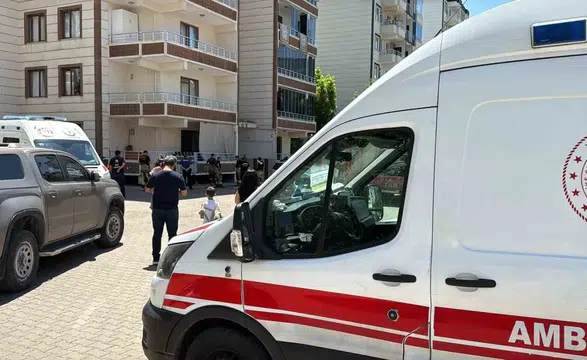 Bağlar'da klima kaynaklı apartman yangını mahalleliyi sokağa döktü 1 kişi hastaneye
