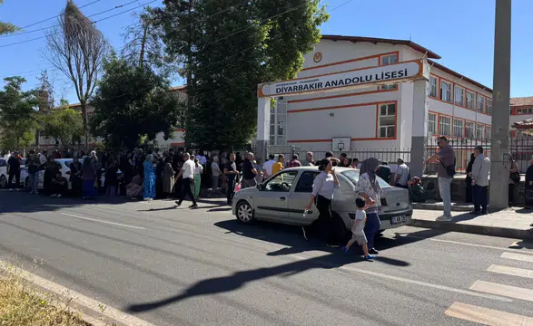 Diyarbakır LGS sınavında okul karıştıran 25 öğrenciyi polis ekipleri yetişirdi