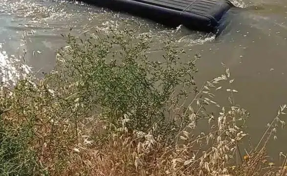 Silvan'da sulama kanalına düşen minibüsün sürücüsü ölümden saniyelerle döndü