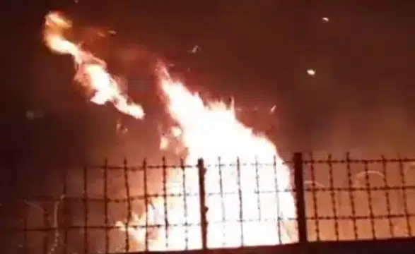Kayapınar Gaziler'de kontrolsüz havai fişek paniği Okul bahçesi alevlere teslim oldu