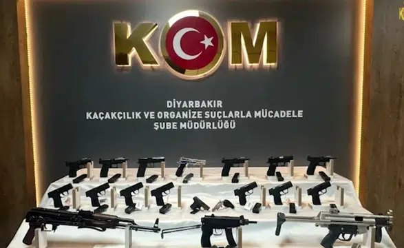 Diyarbakır sokaklarında silah sevkiyatına ağır darbe Otomobilden cephanelik çıktı