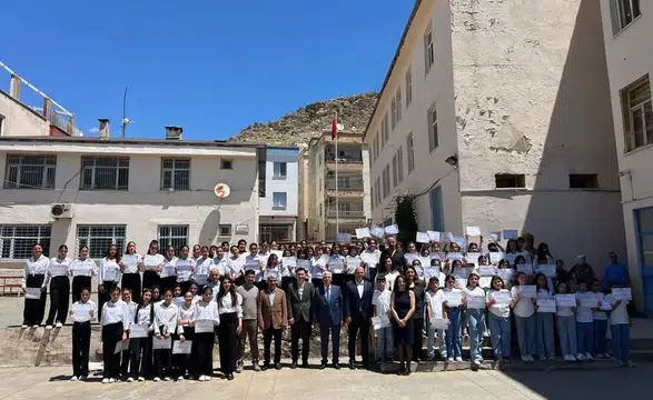 Çermik'te müzik ziyafeti Üç ortaokulun koro performansı izleyicilerden tam not aldı