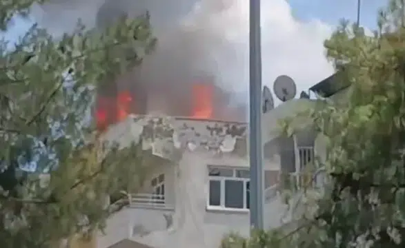 Diyarbakır Bağlar’daki Kaynartepe Mahallesi’nde beş katlı apartmanın çatısında yangın