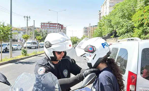 Diyarbakır'da TYT sınavı telaşı Yanlış okula giden adayları polis ekipleri yetiştirdi
