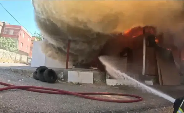 Kayapınar’daki marangoz atölyesi yangını İtfaiyenin kask kamerasından müdahale anları