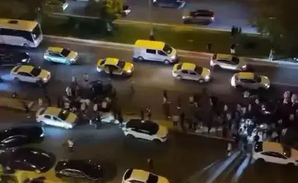 Kayapınar 75 Metrelik Yol üzerinde trafik kazası İki araç çarpıştı, 2 kişi yaralandı