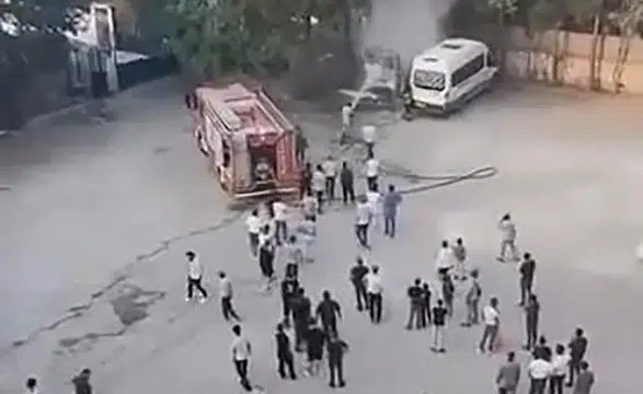 Silvan Cami Mahallesi'nde korkutan yangın Park halindeki araç küle döndü