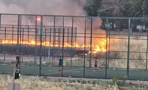 Bağlar'da otluk alanda yükselen alevlere aldırış etmediler Çocuklar maçlarına devam etti