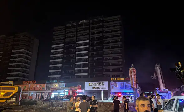 Diyarbakır'da plazada alevlere müdahale Dumandan etkilenen 5 kişi tedavi altında