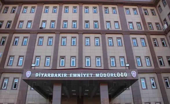 Kayapınar’da kafede oturan şahsa yönelik silahlı saldırıyı gerçekleştiren fail yakalandı