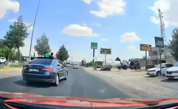 Diyarbakır-Ergani karayolunda yürekleri ağza getiren görüntüler Çocuklar sunrooftan sarktı