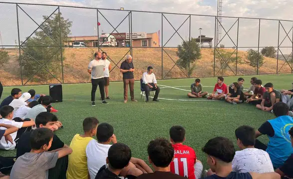 Dicle'de doğayla iç içe kamp deneyimi Kaymakam Atış gençlerin heyecanına ortak oldu