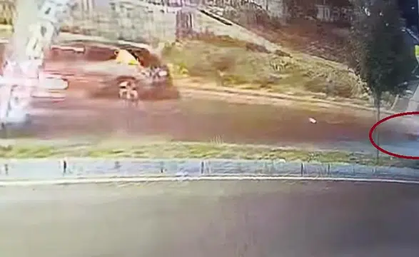 Diyarbakır Kayapınar’da yürekleri ağza getiren kaza Ters yöne giren motosiklet otomobille çarpıştı