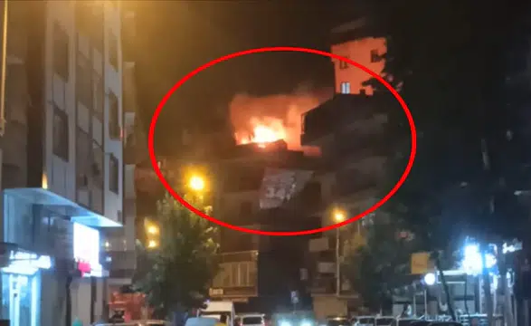 Yenişehir'deki 4 katlı binanın çatısında gece vakti çıkan yangın paniğe yol açtı