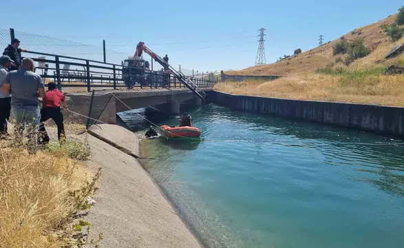 Eğil ilçesinde sulama kanalına düşen otomobildeki 4 kişiye ekiplerden can suyu