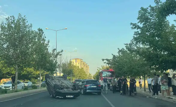 Diyarbakır Kayapınar’da trafik kazası Musa Anter Caddesi’nde araç takla attı, 2 yaralı