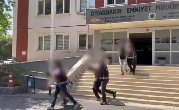 Sur’da polis operasyonu 2 el bombasıyla yakalanan 4 kişi tutuklanıp cezaevine konuldu
