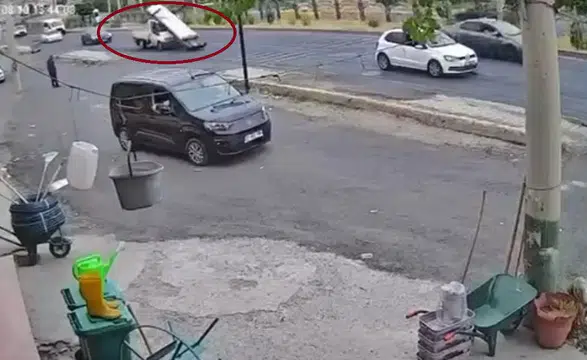 Diyarbakır Silvan Bulvarı'nda yürekleri ağza getiren kaza Demirler yola savruldu