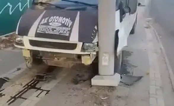 Diyarbakır Kayapınar'da kaza Kontrolden çıkan araç direğe çarpıp durdu