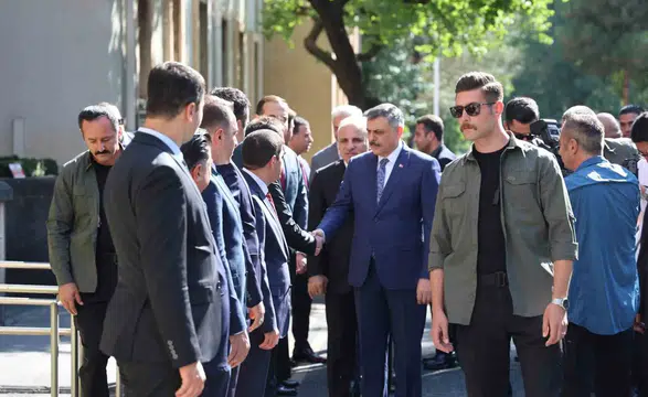 Diyarbakır'a gelen İçişleri Bakanı Mustafa Çiftçi Valilik makamında ağırlandı