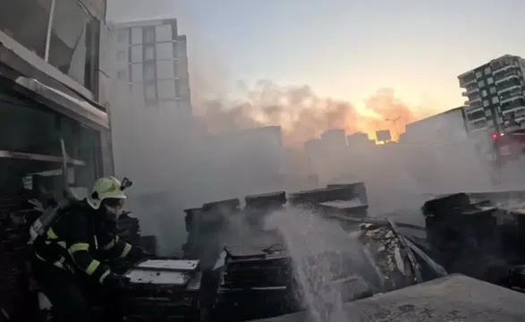 Bağlar'da iş yeri yangınına müdahale anı İtfaiye erinin kask kamerası saniye saniye kaydetti