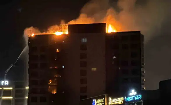 Kayapınar'daki 12 katlı plaza alevlere teslim oldu 8 kişi hastaneye kaldırıldı