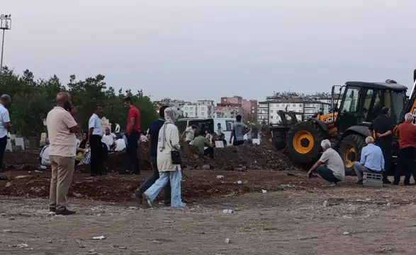 Lice yolundaki acı kaza yürekleri dağladı 7 kişi son yolculuğuna uğurlanıyor