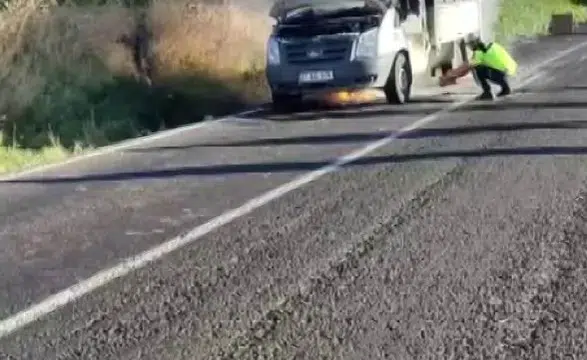 Diyarbakır-Hani karayolunda korku dolu anlar: Seyir halindeki kamyonet alevlere teslim oldu