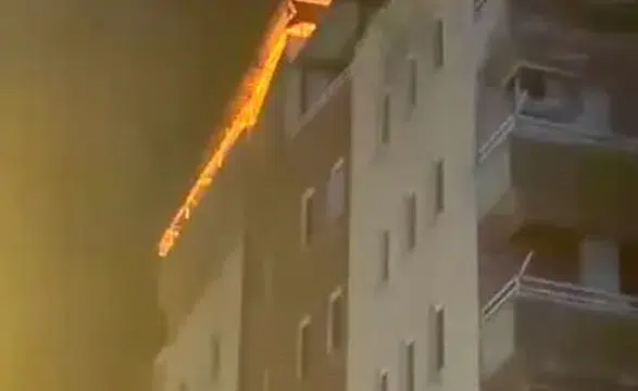 Diyarbakır Yenişehir'de 8 katlı binanın çatısında korkutan yangın paniği