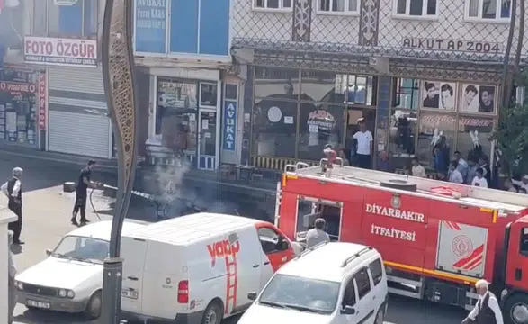 Diyarbakır Çermik'te korku dolu anlar: Hareket halindeki motosiklet alevlere teslim oldu