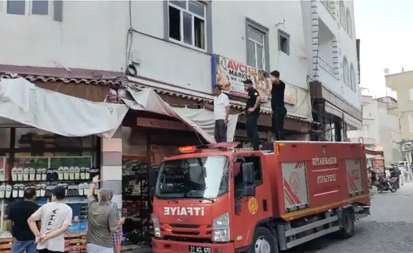 Diyarbakır Çermik'te iki gündür mahsur kalan yavru kedi itfaiye ile kurtarıldı