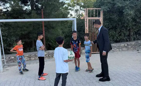 Diyarbakır Eğil'de minik öğrencilere okul heyecanı: Kırtasiye desteği sağlandı
