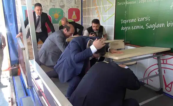 Diyarbakır'da bilim şenliğinde deprem tatbikatı yapıldı: 25 dakika sonra gerçek sarsıntı oldu