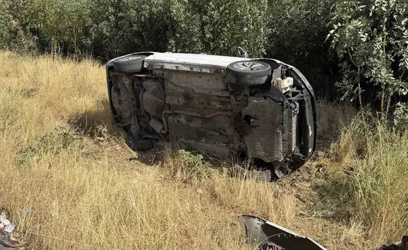 Diyarbakır Bağlar'da trafik kazası: Virajı alamayan otomobil devrildi