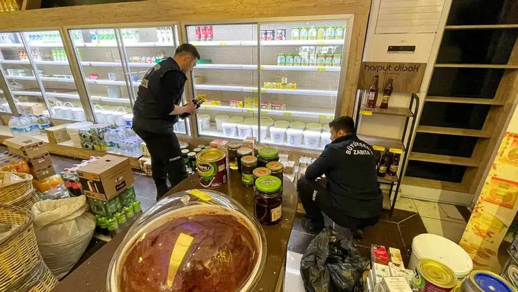 Diyarbakır'da Zabıta baskını: Tarihi geçmiş yüzlerce ürüne el konuldu