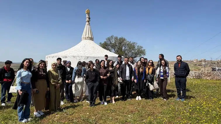 Diyarbakırlı öğrenciler Midyat'ta Çarşema Sor kutlamasına katıldı