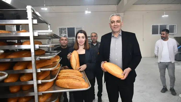 Diyarbakır'ın ilçesinde ekmek 7 TL: Bir hafta ücretsiz dağıtılacak