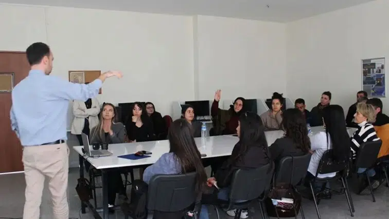 Dicle Üniversitesi’nde gazetecilik etkinliği: Diplomasi ve ajans muhabirliği anlatıldı