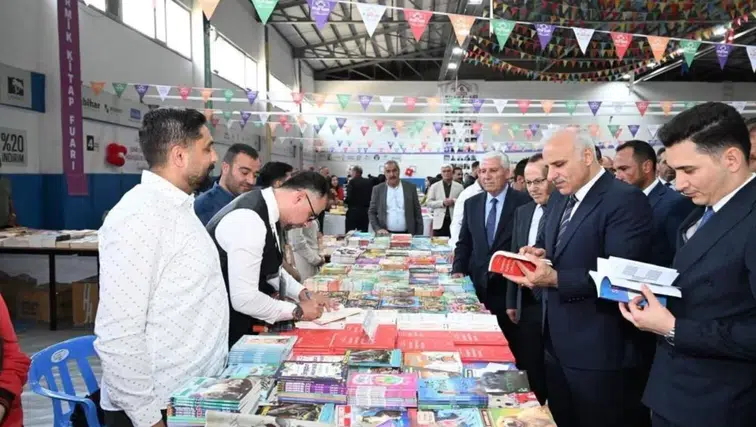 Çermik'te kitap fuarına Vali damgası: Zorluoğlu yazar ve öğrencilerle buluştu